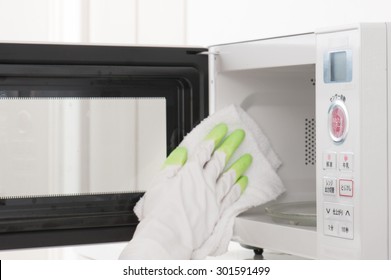 Cleaning The Microwave Oven