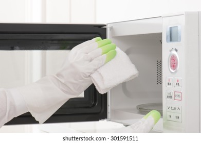 Cleaning The Microwave Oven