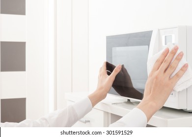 Cleaning The Microwave Oven