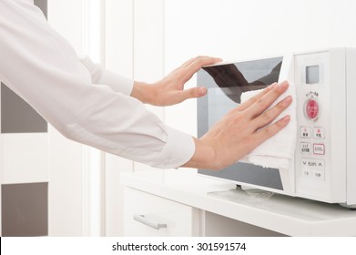 Cleaning The Microwave Oven