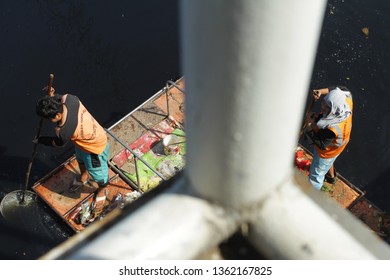 The Cleaning Officer Cleaned The Garbage In The Ciliwung River Area, Pasar Baru, Sawah Besar, Central Jakarta (12/23/15).