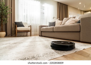 Limpieza con aspiradora robótica en una nueva sala de estar en tonos beige claro y gris