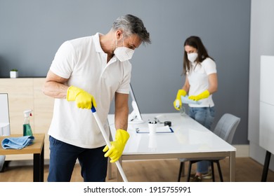 Reinigungs-Service-Janitor-Reiniger mit Mop in Gefechtsmaske