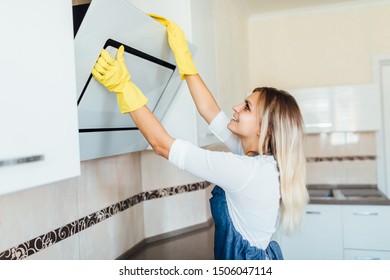 Reinigungsservice mit professioneller Ausrüstung während der Arbeit, professionelle Küchenreinigung, Sofa Trockenreinigung, Fenster- und Fußbodenwaschfrauen in Uniform, Overalls und Gummihandschuhen.