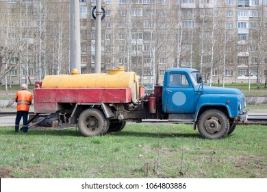 Cleaning The Sewage Well With An Old Truck.