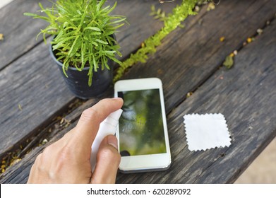 Cleaning Smart Phone Screen