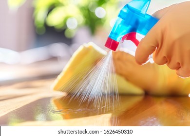 Reinigung mit Reinigungsmitteln, Gummihandschuhen und Geschirrtuch auf der Arbeitsfläche Konzept für Hygiene
