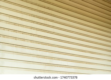 Cleaning The Vinyl Siding Wall With A High-pressure Washer.