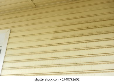 Cleaning The Vinyl Siding Wall With A High-pressure Washer.