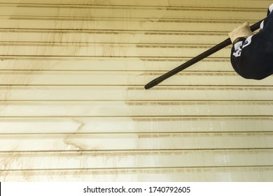 Cleaning The Vinyl Siding Wall With A High-pressure Washer.