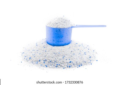 Productos de limpieza. Textura de jabón con cuchara aislada en blanco. Detergente líquido en polvo en taza para lavadora. Lavandería de fondo. Concepto de limpieza de estilo ecológico.