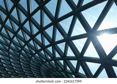 The clear glass roof can see through the sky. large round steel structure Beautiful geometric shapes and interlaced lines make it possible to provide natural light cost-effectively