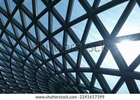 The clear glass roof can see through the sky. large round steel structure Beautiful geometric shapes and interlaced lines make it possible to provide natural light cost-effectively