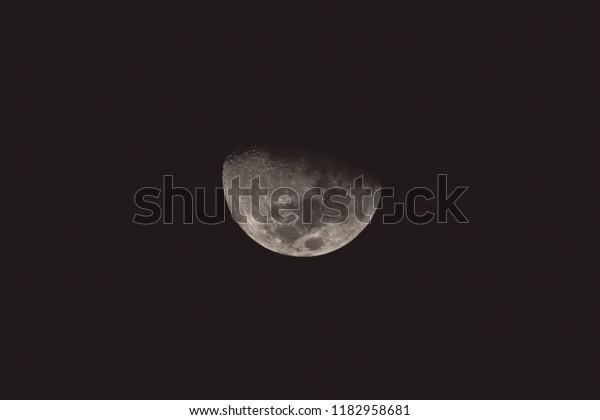 A\
clear picture of the Moon. Lunar phase Waning\
Gibbous.