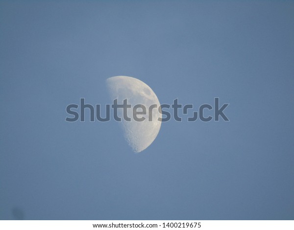 Clear picture of the\
moon on a good day.