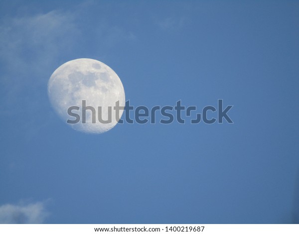Clear picture of the\
moon on a good day.