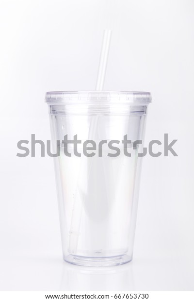 白い表面に蓋とストローと透明なプラスチック製タンブラーガラス 白い背景にトラベルカップ の写真素材 今すぐ編集