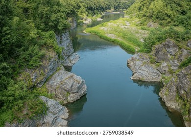 The clear, pristine stream flowing through the Nagatoro and Arakawa gorges in summer, and the scenery of the rocky cliffs.