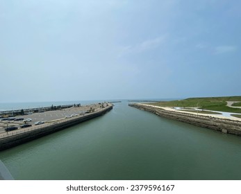is it a clear sky or clear water?