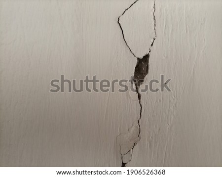 A cleft in a cracked wall