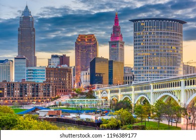 Cleveland, Ohio, Estados Unidos, horizonte de la ciudad en el río Cuyahoga al crepúsculo.