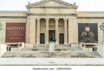 Cleveland, Ohio/USA - May 1, 2019: Cleveland Museum Of Art During The Early Morning Hours With Statue Posing Out Front.