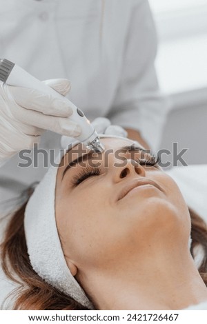 The client receives a unique complex session, which combines vacuum massage and RF lifting for maximum tightening and restoration of the skin.