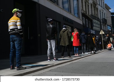 503 Shopping mall long queue Images, Stock Photos & Vectors | Shutterstock
