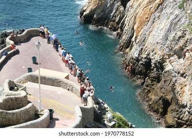 Cliff Diving Acapulco blue water 
