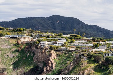 Cliff top homes in the Pacific Palisades area of Los Angeles California.   - Shutterstock ID 1653001024
