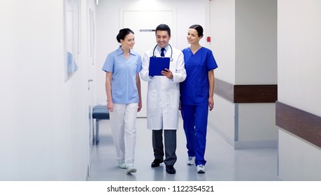 Klinik, Beruf, Menschen, Gesundheitswesen und Medizin - Gruppe lächelnder Ärzte oder Ärzte mit Beschneidungspfad entlang des Krankenhauskorridors