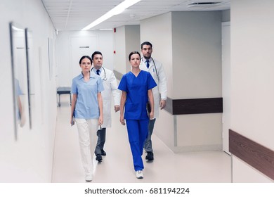 Klinik, Beruf, Menschen, Gesundheits- und Medizin-Konzept - Gruppe von Ärzten oder Ärzten entlang des Krankenhauskorridors
