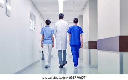 Klinik, Beruf, Menschen, Gesundheits- und Medizin-Konzept - Gruppe von Ärzten oder Ärzten entlang des Krankenhauskorridors