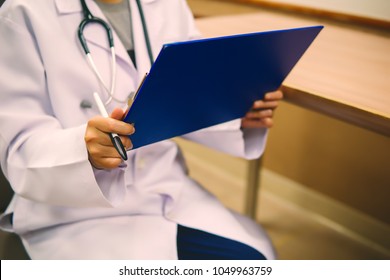 Clinical Physicians Are Reading And Recording Patient Information To Patients For Referral To Specific Physicians, Private Hospitals, And Guidelines For Treatment Of Patients.