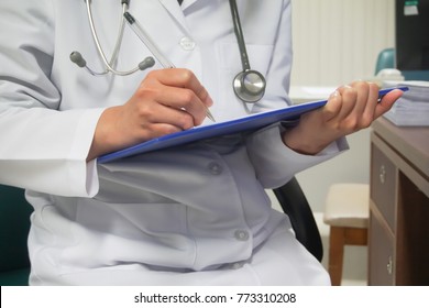 Clinical Physicians Are Reading And Recording Patient Information To Patients For Referral To Specific Physicians, Private Hospitals, And Guidelines For Treatment Of Patients.