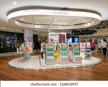 Clinique New Fashion And Beauty Kiosk For Women Is Open In Queensbay Mall, Penang. Malaysia - 26 Dec 2019.