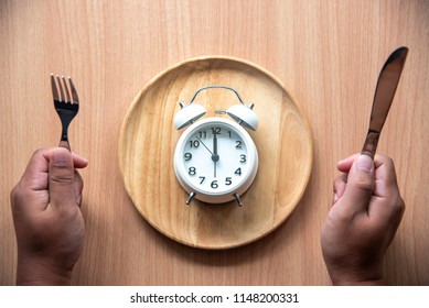 The Clock Is At 12:00 Noon For Lunch In A Wooden Dish.