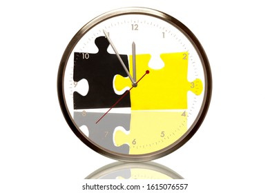 Clock with black and yellow pieces of a puzzle, 5 minutes to twelve, eleventh hour, symbolic image for the German governing coalition