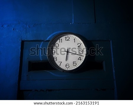 Clock with Blue and Black Gradient (Like effect underwater clock)