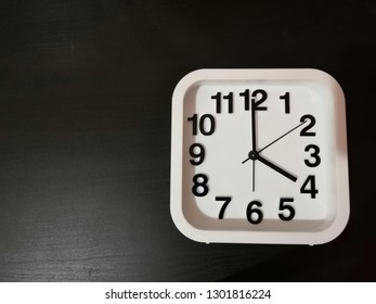 Clock shown 4 o'clock