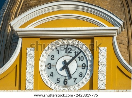 Clock of the South: Bolivia congress clock altered to turn anti-clockwise, La Paz, Bolivia