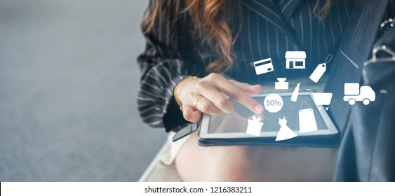 cerrar a una mujer asiática usando una tableta para elegir un artículo en el sitio web del mercado con la interfaz virtual del concepto de tecnología en línea (b2b)