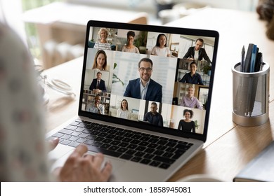 Nahaufnahme von Gesprächen zwischen Arbeitern und multiethnischen Geschäftsleuten über Videoanrufe im Heimatbüro. Weibliche Mitarbeiter haben webcam virtuellen Konferenz online Treffen mit verschiedenen Kollegen.