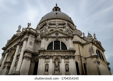 Cerca de la Basílica de Santa María de la Salud o de la Basílica de Santa Maria della Salute en el gran canal de Venecia, Italia