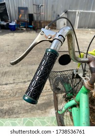 A close up of a bicycle handlebars