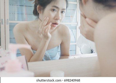 Close Up Of Blur Women Look Into The Mirror Have Dry Skin And Turn To Flaky Skin, Or Very Oily Skin.Include Sensitive, Rashes, Hormonal Acne, Freckles, And Hole Problems.