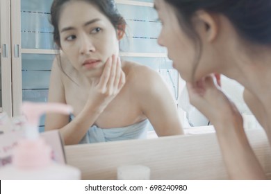 Close Up Of Blur Women Look Into The Mirror Have Dry Skin And Turn To Flaky Skin, Or Very Oily Skin.Include Sensitive, Rashes, Hormonal Acne, Freckles, And Hole Problems.