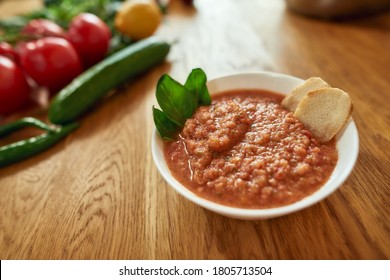 Nahaufnahme einer Schüssel Tomatensuppe oder Pappa al Pomodoro. Die Suppe mit Tomaten und Brot, traditionelle italienische toskanische Küche. Kochen zu Hause, italienische Küche Konzept. Horizontaler Schuss