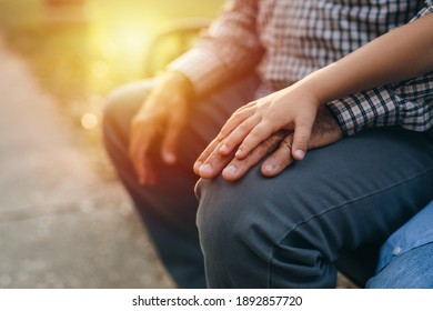 Nahaufnahme eines Jungen, der seinen Großvater Hand hält