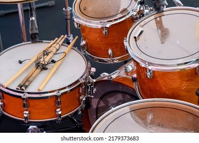 Close Up Brown Wooden Drum Kit, Consisting Of Cymbals, Floor Tom-tom, Bass And Snare Drum, Hi-hat, Not New With Battered Drumsticks,no People, Before Concert. Musical Instruments And Learning Concept